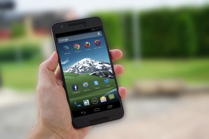 صورة لـ ما هو Stalkerware وكيف يؤثر على هواتف Android؟ | Stalkerware_Phone-GNEGCIfs-DzTechs