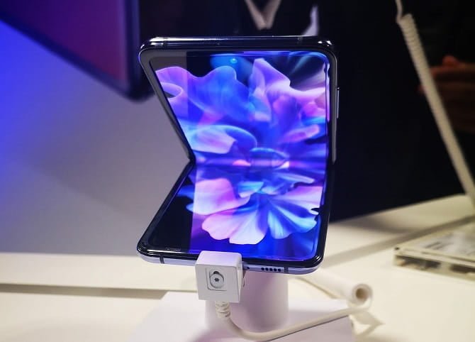 صورة لـ هاتف Galaxy Z Flip القابل للطي: حقائق مهمة يجب معرفتها | galaxy_z_flip_smartphone_flex_mode_folded-AlVDlMfs-DzTechs