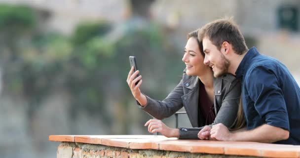صورة لـ أفضل تطبيقات مكالمات الفيديو الجماعية لنظام Android | depositphotos_230871614-stock-video-happy-couple-having-video-call-DzTechs