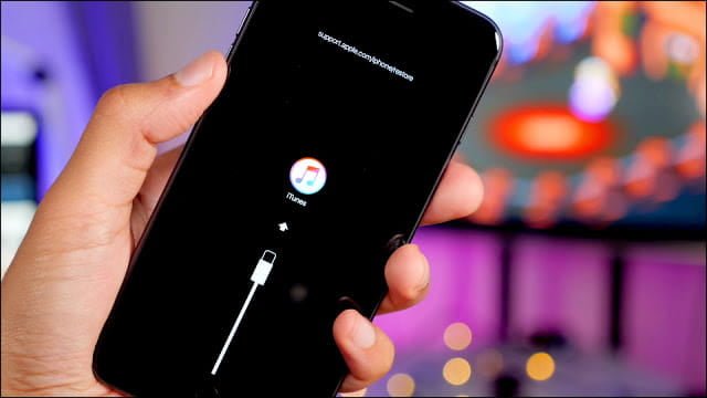 صورة لـ كيفية فرض إعادة تشغيل الـ iPhone والدخول إلى وضع الاسترداد | iPhone_8___iPhone_X__how_to_Force_Restart252C_enter_recovery252C_and_DFU_mode_4-ef4jdJfs-DzTechs