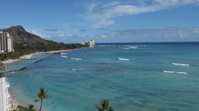 صورة لـ أفضل تجارب السفر الافتراضية التي يمكن لعائلتك الاستمتاع بها معًا | LiveBeachesHawaiianBeachCam-wuQcDRfs-DzTechs
