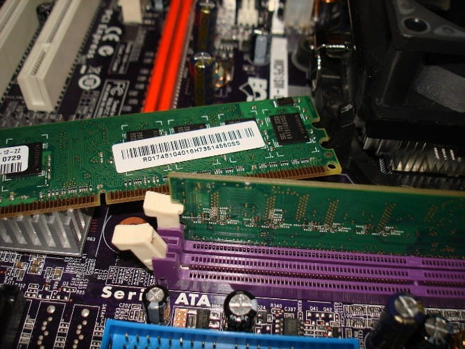 صورة لـ الأشياء التي تنفرد بها Ubuntu وتجعلها تتفوق على Windows | RAM_myths_misconceptions_motoherboard_mix-uL7ncTfs-DzTechs