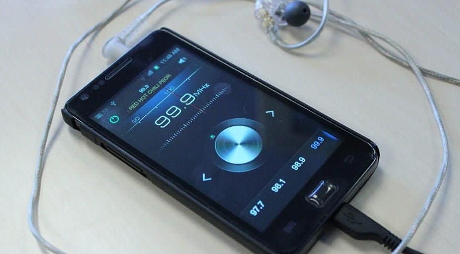 صورة لـ كيفية إلغاء قفل راديو FM المخفي على الهاتف الذكي بنظام Android | fm_radio-eCwYzKfs-DzTechs