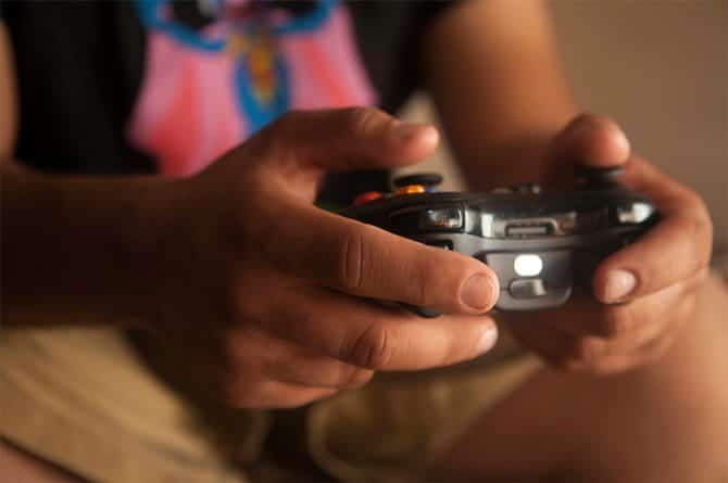 صورة لـ إصابات واقعية أثناء ممارسة ألعاب الفيديو وكيفية تجنبها | person_holding_black_game_controller_1563796-XB3efTfs-DzTechs