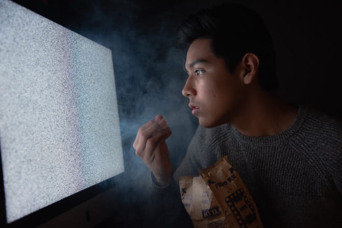 صورة لـ إصابات واقعية أثناء ممارسة ألعاب الفيديو وكيفية تجنبها | watching_screen-LR3efTfs-DzTechs
