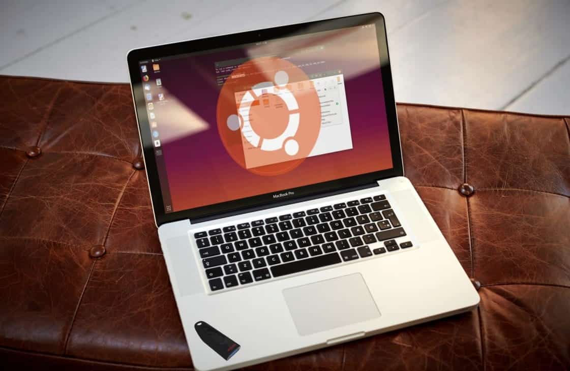 صورة لـ كيفية إنشاء محرك أقراص USB لـ Linux والتمهيد منه على الـ Mac | Macbook_Pro_on_leather_sofa-z4MFXVfs-DzTechs