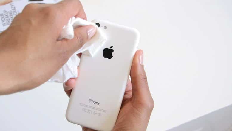 صورة لـ كيفية تنظيف الـ iPhone المُتسخ: دليل خطوة بخطوة | clean_lens-O8qJ4Ufs-DzTechs