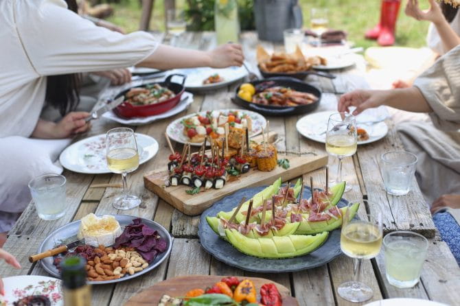 صورة لـ أفضل الأشياء الممتعة التي يمكنك القيام بها أثناء مكالمات Zoom | dinner_party_670x446-0TJiRUfs-DzTechs