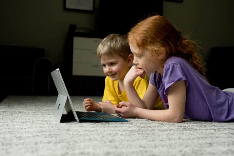 صورة لـ أفضل مواقع الويب التفاعلية التي تُوفر الألعاب الفنية الممتعة للأطفال | kids_games_to_play_over_skype_7_799x533-weEWmWfs-DzTechs
