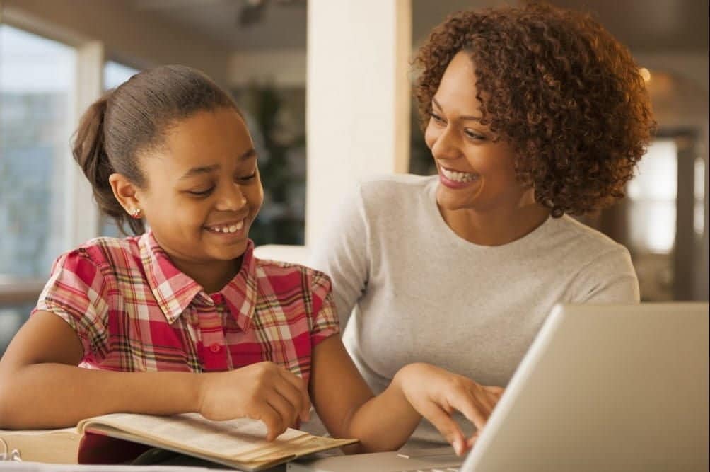 صورة لـ أفضل تطبيقات الرقابة الأبوية لنظام Windows | mom_and_daughter_at_computer-zzaRnUfs-DzTechs