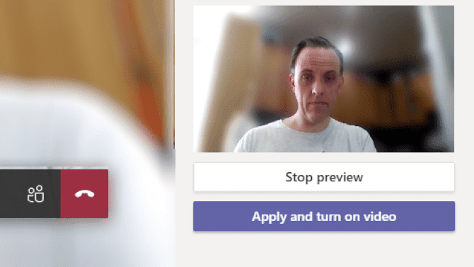 صورة لـ كيفية تغيير الخلفية أثناء مكالمة الفيديو في Microsoft Teams | muo_productivity_microsoft_teams_blurred_background-Jv0bNUfs-DzTechs