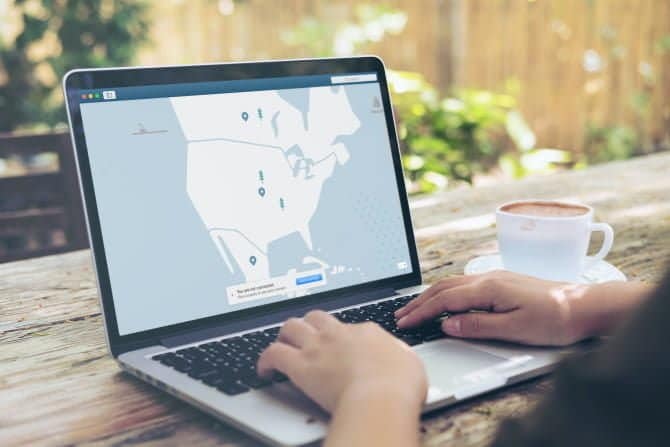 صورة لـ الأسباب التي تجعل أنه يجب على كل من يعمل من المنزل أو عن بُعد استخدام VPN | muo_security_vpn_wifi_cafe-WZfVgVfs-DzTechs