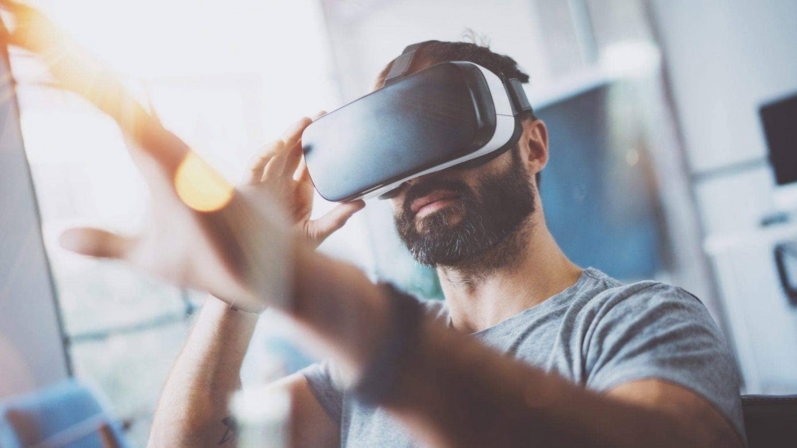 صورة لـ أفضل تجارب الواقع الافتراضي الاجتماعية للتواصل مع الأصدقاء | vr_man-4gSKNTfs-DzTechs
