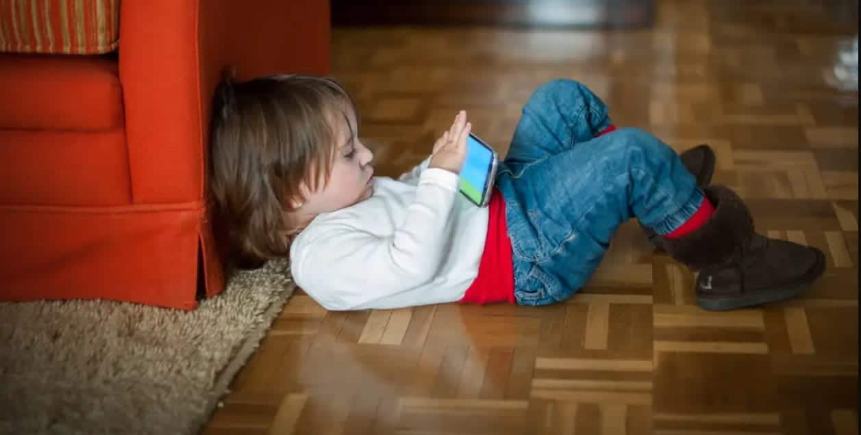 صورة لـ كيفية استخدام المشاركة العائلية لمراقبة iPhone الخاص بطفلك | baby_tablet_feature_EV0IvWfs-gFOIvWfs-DzTechs