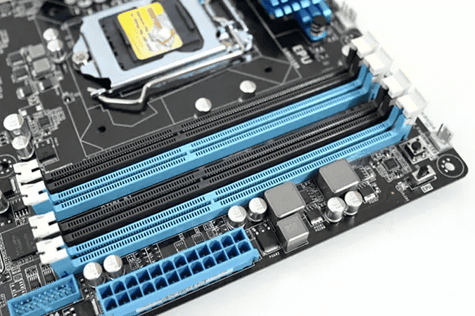 صورة لـ كيفية التحقق من ذاكرة الوصول العشوائي مزدوجة القناة على Windows 10 و iMac | motherboard_ram_channels-B7atqLfs-DzTechs