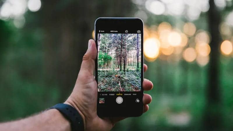 صورة لـ كيفية إزالة العلامات الجغرافية وبيانات EXIF من الصور الخاصة بك | photo_iphone_geotag_unsplash_1520599326785-sRtSEYfs-DzTechs
