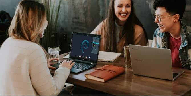 صورة لـ أسباب تجعلك ترغب في اختيار Debian لتشغيل نظام Linux | stick_with_linux_670x335-0VDUcLfs-DzTechs