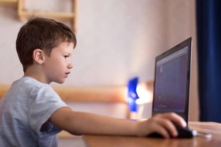 صورة لـ أفضل التطبيقات لأطفالك على أجهزة Chromebook | Child_using_a_Chromebook-sP8uqZfs-DzTechs