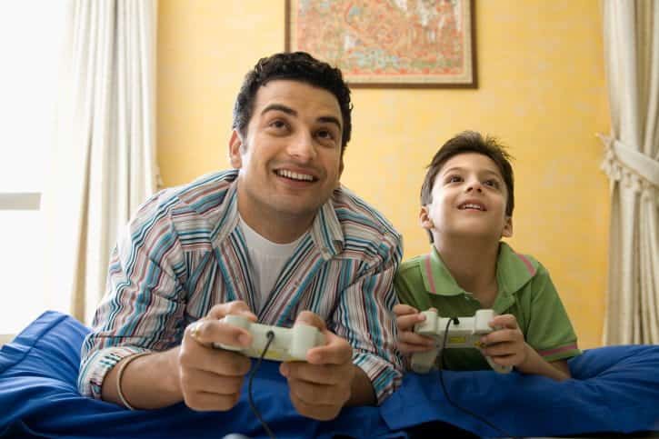 صورة لـ أفضل ألعاب الفيديو التي يمكنك لعبها مع والديك | Father_playing_video_games_with_son-Om3MiNfs-DzTechs