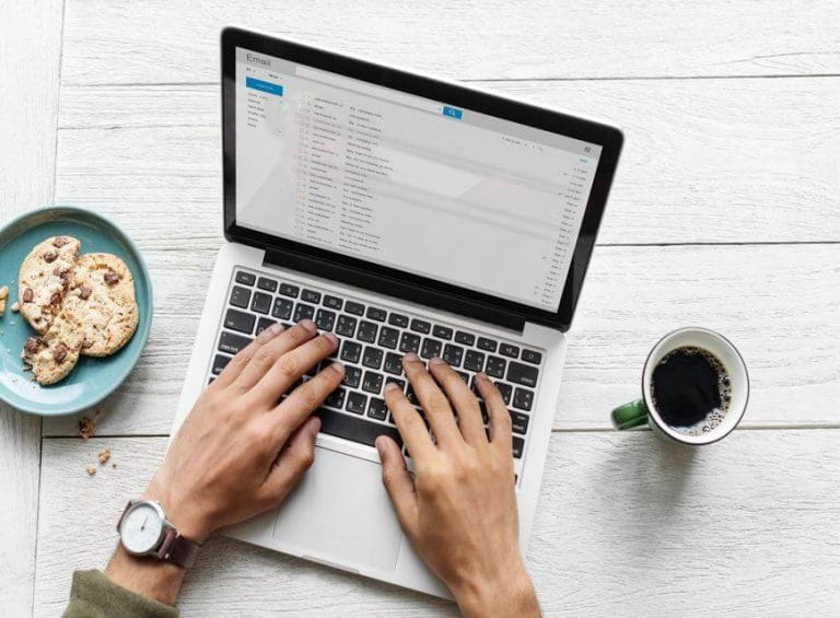 صورة لـ أفضل طريقة لإنهاء رسائل البريد الإلكتروني بإحترافية | Laptop_Cookies_768x565-Dou7WMfs-DzTechs