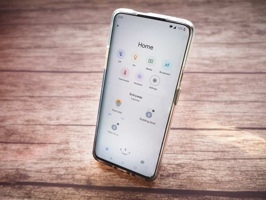 صورة لـ كيفية تحويل هاتفك إلى لوحة تحكم منزلية أو جهاز تحكم عن بُعد | Smart_home_remote_control_hero_scaled-JCZV0Yfs-DzTechs