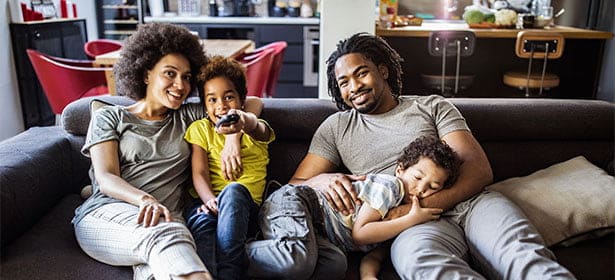 صورة لـ كل ما تحتاج إلى معرفته عن Netflix | family-watching-tv-485398-DzTechs