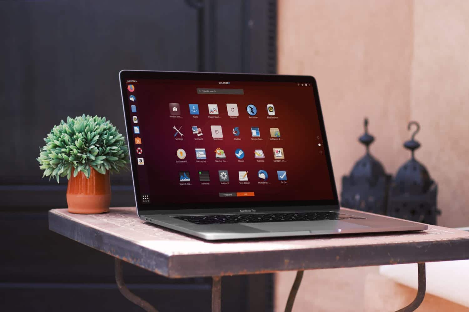 صورة لـ أفضل حزم الأيقونات التي تعمل على Ubuntu 20.04 | macbook_mockup-Qv541Yfs-DzTechs