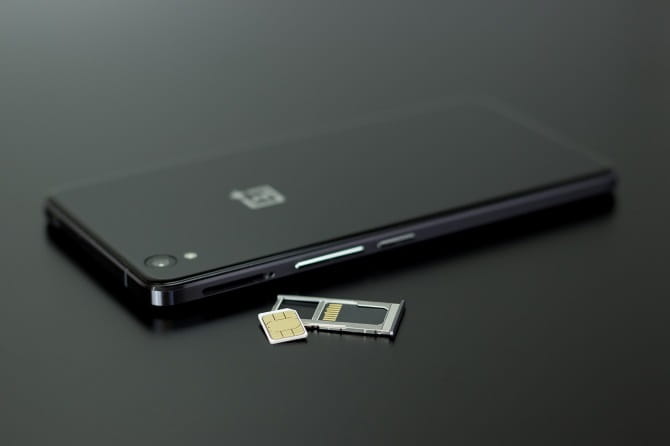 صورة لـ كيفية إصلاح خطأ “بطاقة SIM غير متوفرة MM 2” | muo_tech_sim_tray-bb6WXMfs-DzTechs