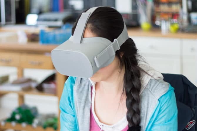 صورة لـ مقارنة بين Oculus Go و Quest وبين Rift: أي نظارات VR تحتاج إلى إستخدامها؟ | oculus_go_in_use_1-zHpEQNfs-DzTechs
