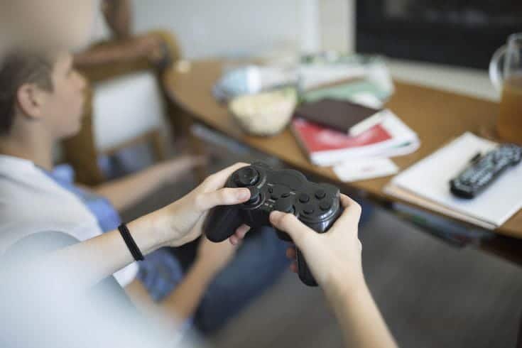 صورة لـ كيفية منع الإصابة بداء الحركة أثناء لعب ألعاب الفيديو | teenagers_playing_video_games_in_living_room_753288325_5b0aef72ff1b780036ed0cd8-jkBmmMfs-DzTechs