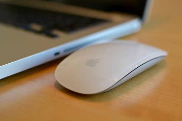 صورة لـ كيفية تعيين اتجاه تمرير مختلف للماوس ولوحة اللمس على نظام macOS؟ | Magic_Mouse_hero-Ji3nNcgs-DzTechs
