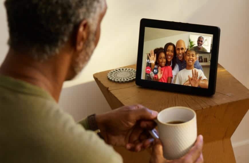 صورة لـ كيفية تثبيت وإجراء مكالمات Skype على Echo Show | amazon_echo_show_video_calling_official_lifestyle_1-nO8XAcgs-DzTechs
