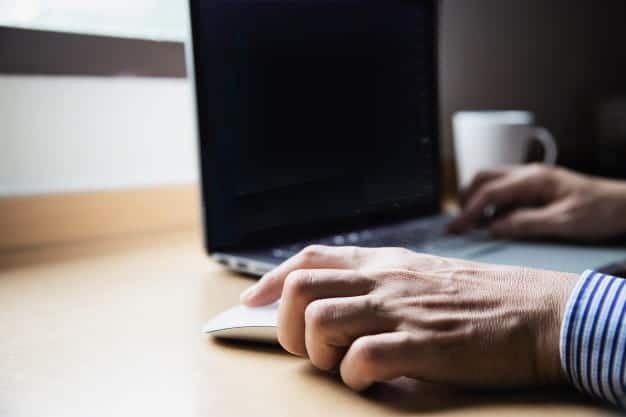 صورة لـ أسرع الطرق لإيقاف تشغيل الشاشة في Windows | businessman_working_with_computer_with_coffee_cup_hotel_room_1150_17470-0JYnzPfs-DzTechs