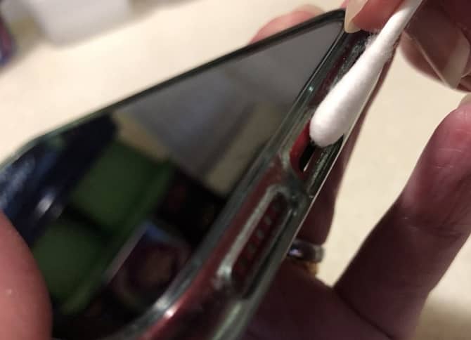 صورة لـ هل مستوى الصوت على iPhone لا يعمل كما ينبغي؟ جرب هذه الإصلاحات | cleaning_iPhone-xZG2QPfs-DzTechs