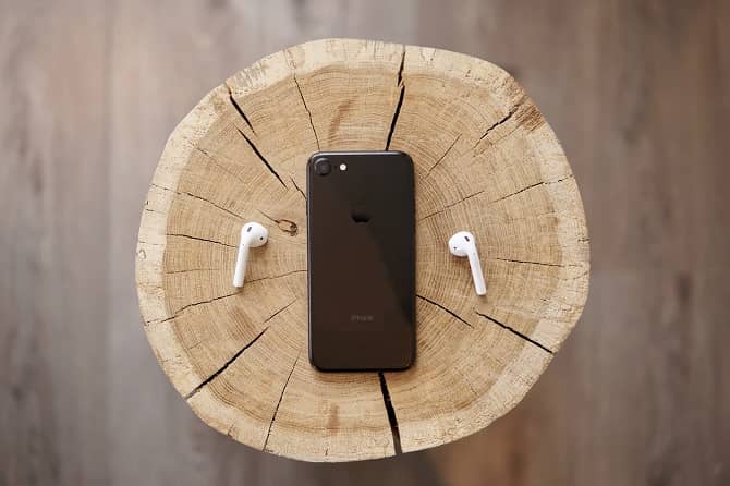 صورة لـ هل مستوى الصوت على iPhone لا يعمل كما ينبغي؟ جرب هذه الإصلاحات | iPhone_wood-ZaH2QPfs-DzTechs