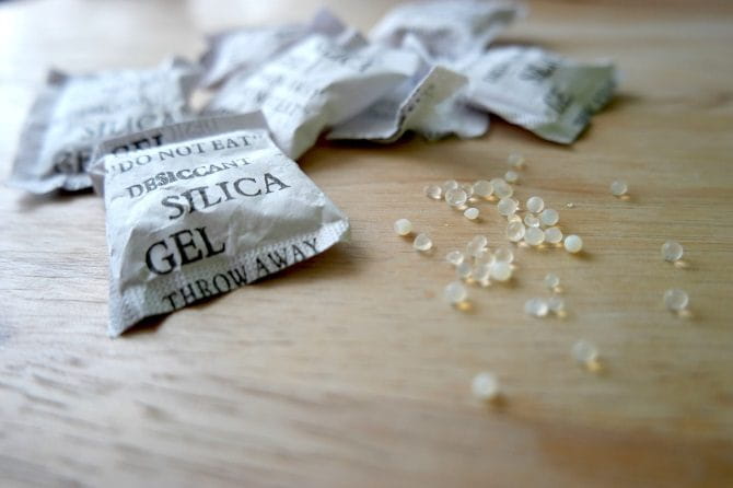 صورة لـ مكبرات صوت iPhone لا تعمل؟ إليك كيفية إصلاحها | muo_diy_wetphone_silica_670x446-VgbJINfs-DzTechs