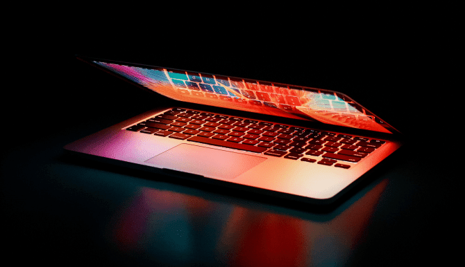 صورة لـ ما هو أفضل وقت لشراء جهاز كمبيوتر؟ الأشياء التي يجب وضعها في الاعتبار | semi_opened_laptop_computer_turned_on_on_table_2047905_670x386-ar0IIQfs-DzTechs