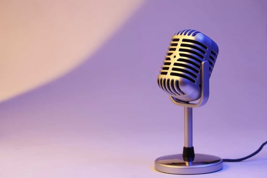 صورة لـ كيف تبدأ إنشاء البودكاست: دليل التدوين الصوتي للمُبتدئين | Microphone_1024x683-qa7fnhgs-DzTechs