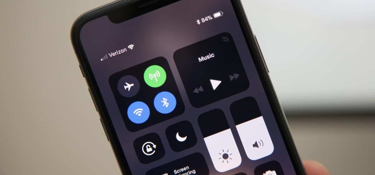 صورة لـ أفضل الطرق السهلة للوصول إلى مركز التحكم على iPhone | open_control_center_iphone_without_home_button.1280x600-dqUK0ggs-DzTechs