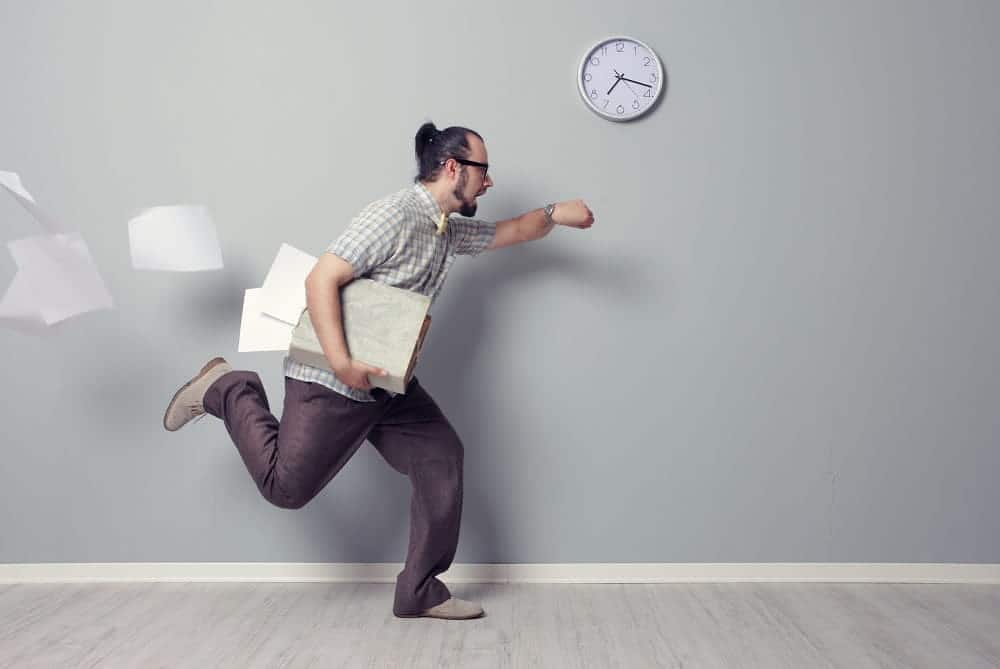 صورة لـ أفضل النصائح والحيل الخاصة بمؤتمرات الفيديو للأشخاص الذين يعملون من المنزل | punctuality-SgvQZfgs-DzTechs