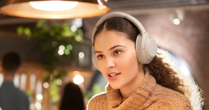 صورة لـ كيفية توصيل سماعات الرأس Sony WH1000-XM4 بجهازين | sony_xm4_lifestyle-J1S4ghgs-DzTechs