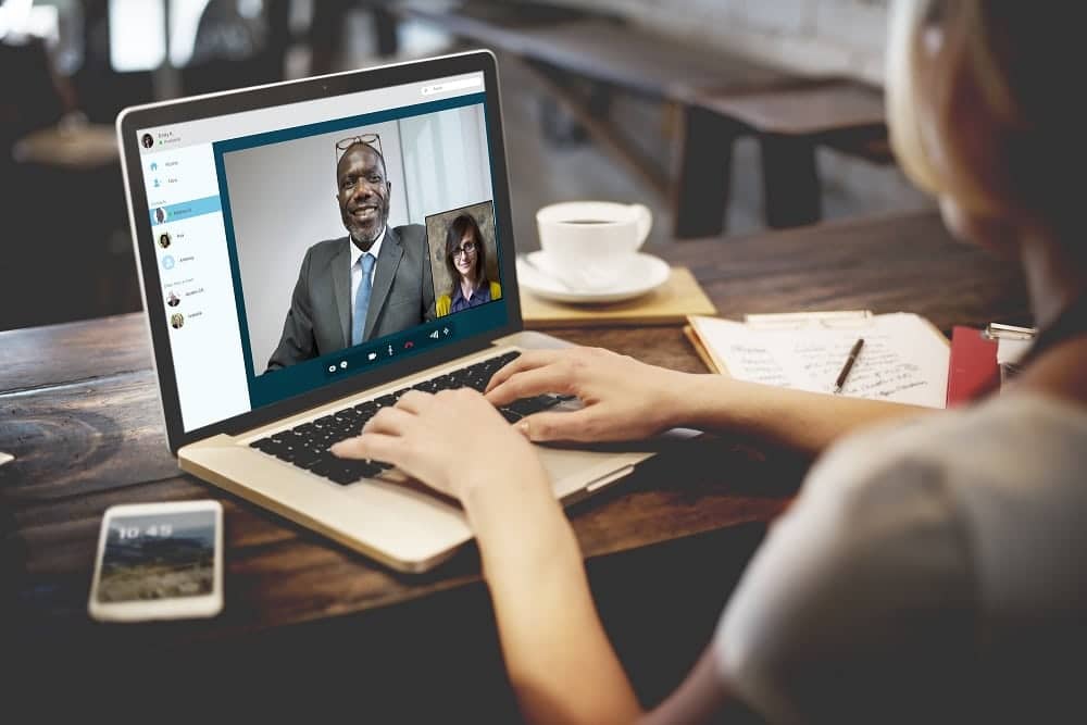 صورة لـ أفضل النصائح والحيل الخاصة بمؤتمرات الفيديو للأشخاص الذين يعملون من المنزل | video_conference_app_features-Jw3QZfgs-DzTechs