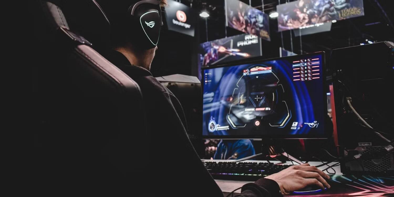 صورة لـ مقارنة بين AMD و Intel: ما هي أفضل وحدة معالجة مركزية للألعاب؟ | a-person-sitting-on-a-gaming-chair-playing-a-video-game-on-pc
