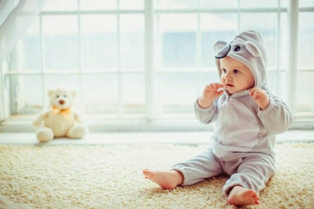صورة لـ أفضل التطبيقات للرضع على iOS و Android | beautiful_little_boy_sitting_by_window_1304_5647-JFVhXhgs-DzTechs