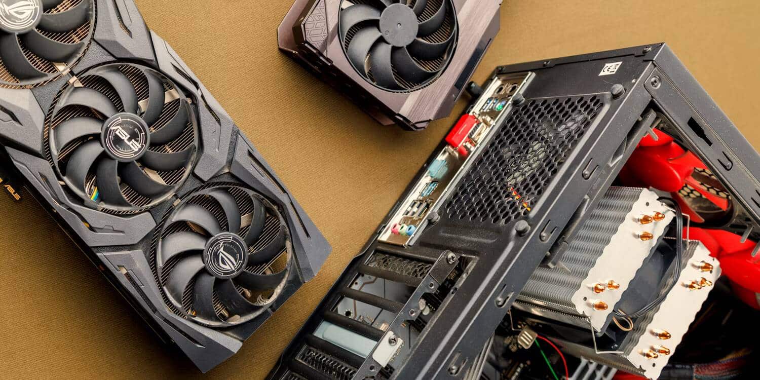 صورة لـ مقارنة بين AMD و Intel: ما هي أفضل وحدة معالجة مركزية للألعاب؟ | top-down-view-of-gaming-cpus-and-pc-case