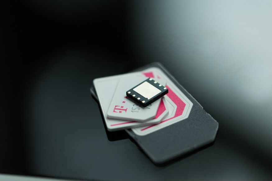 صورة لـ ما هي الشريحة الإلكترونية (eSIM)؟ وهل هي أفضل من بطاقات SIM القياسية؟ | 1c2jr1H7dZuM0MO6A_n_ACA-DzTechs