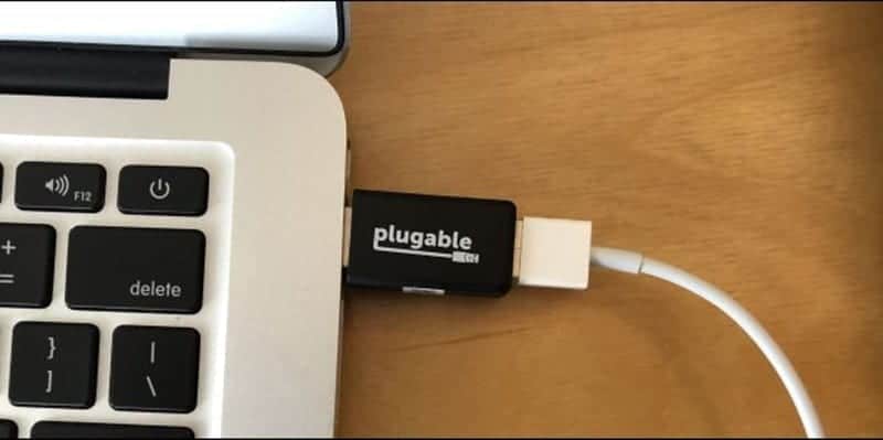 صورة لـ كيف يمكنك وقف اختراق بياناتك من منافذ الشحن USB العامة | How-To-Stop-Data-Breach-from-Public-USB-Charging-Ports12B252812529-DzTechs