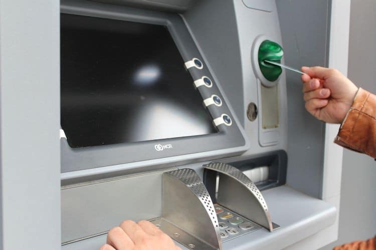 صورة لـ بعض الطرق التي يُمكن للمجرم أن يستخدم بها القشط على بطاقة الائتمان ضدك | 1Txo5fI5ydotaeSpXZs5f3w-DzTechs