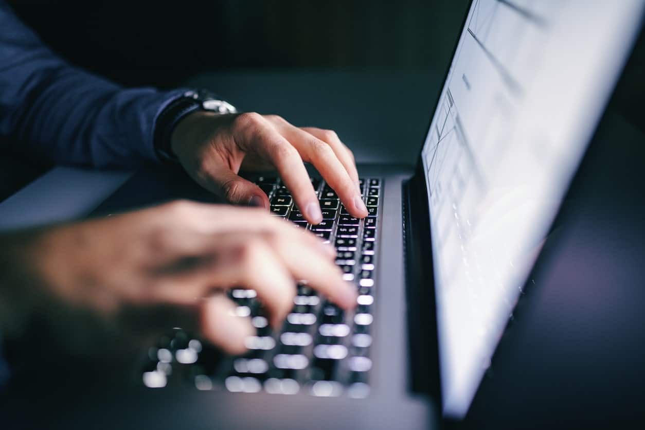 صورة لـ كيف تكون مُنتجًا عندما يكون كمبيوتر العمل هو نفسه الكمبيوتر الشخصي | istock-1091348950-min