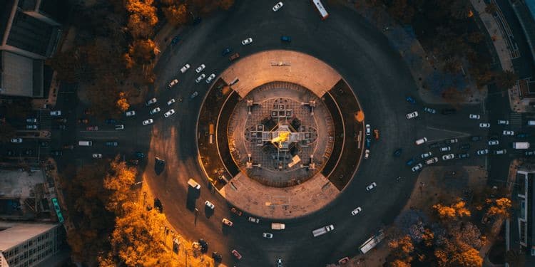 صورة لـ كيف يعمل نظام الفرملة الطارئة التلقائية في السيارات؟ | 1k8xA-9BgKGvA1-Dt3sk3HQ-DzTechs